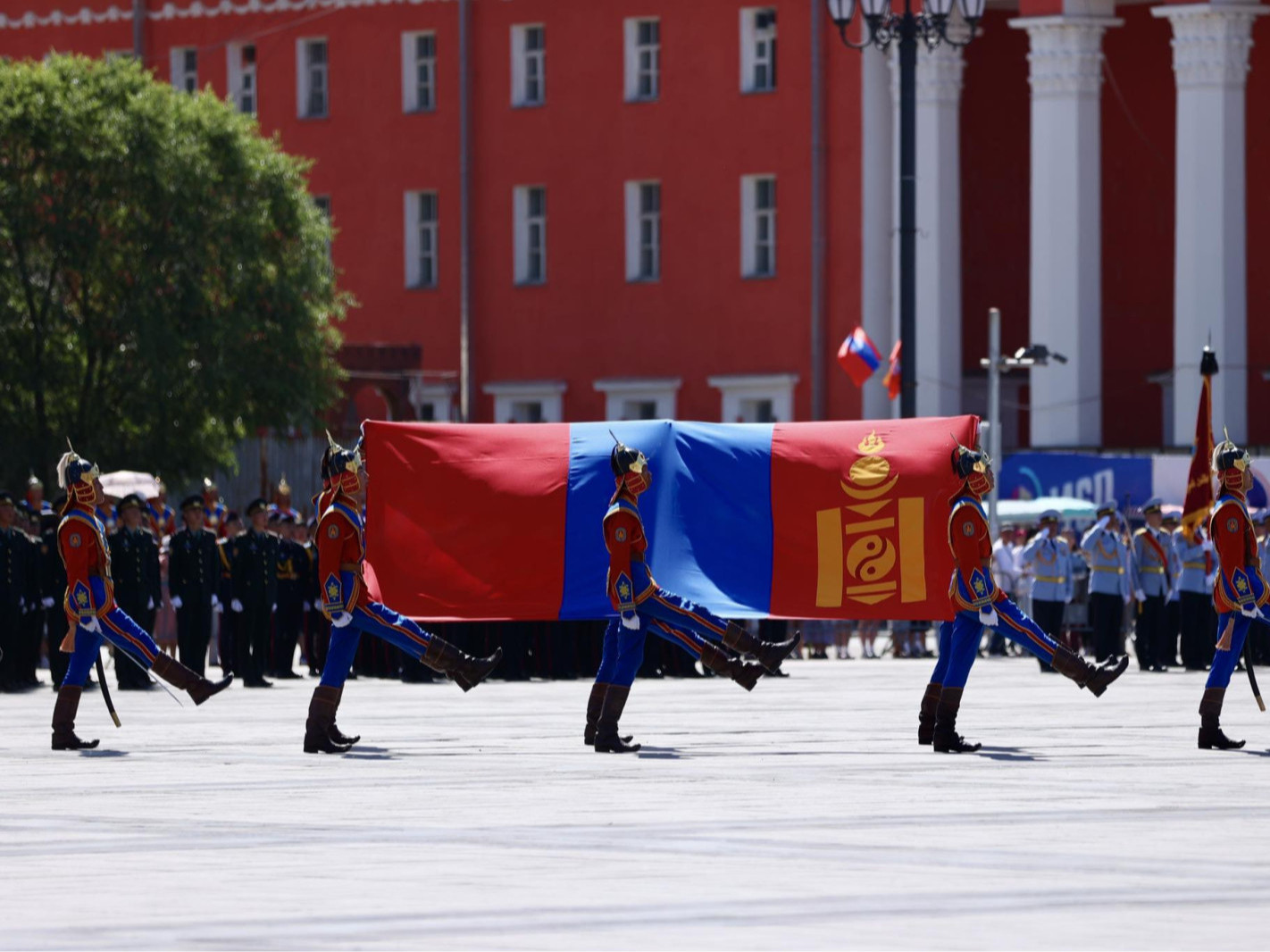 Монгол Улсын төрийн далбааны өдөрт зориулсан Цэргийн хүндэтгэлийн ёслолын жагсаал болж байна